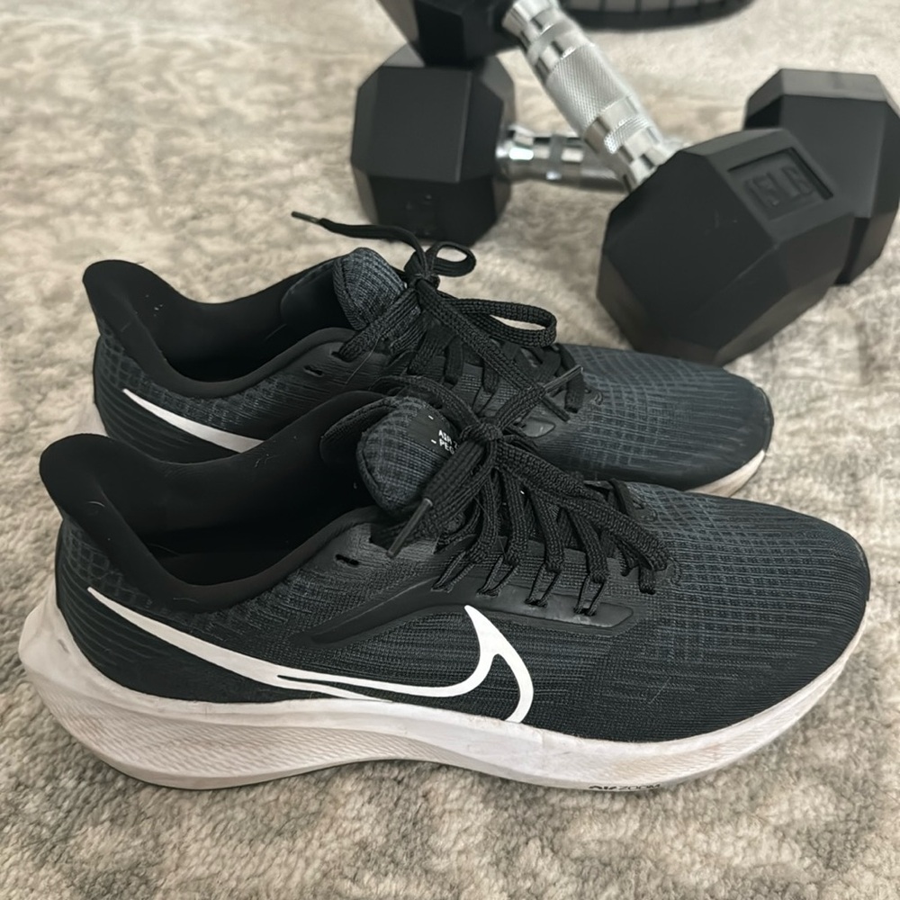 NIKE AIR ZOOM PEGASUS size 7.5
